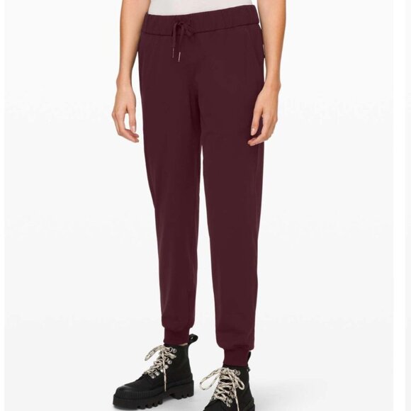 lululemon athletica Pants - Lululemon On the Fly Jogger *Luxtreme 25" Cassis Size 6
